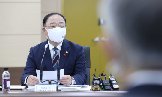 홍남기 부총리 겸 기획재정부 장관이 11일 세종시 정부세종청사에서 서울과 영상으로 연결해 열린 대외경제장관회의 및 대외경제협력기금운용위원회 회의를 주재하기에 앞서 장관들과 인사하고 있다. 연합뉴스.